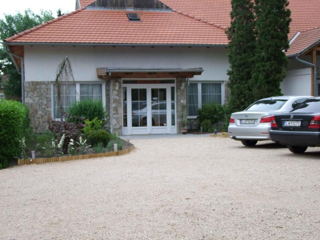 Hotel Platan 자르마디 외부 사진